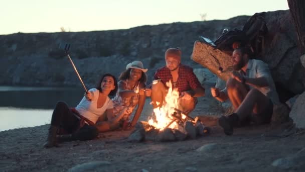 Amis près de la cheminée sur la côte — Video