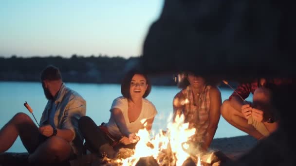 烧烤食物在篝火旁的旅行 — 图库视频影像