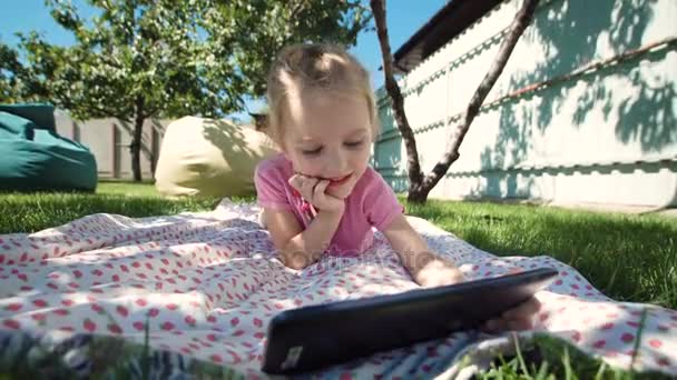 迷人的女孩与平板电脑在草坪上合影 — 图库视频影像