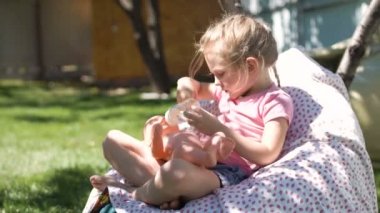 Kız bebek arka bahçesinde oynarken