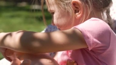 Kız bebek arka bahçesinde oynarken