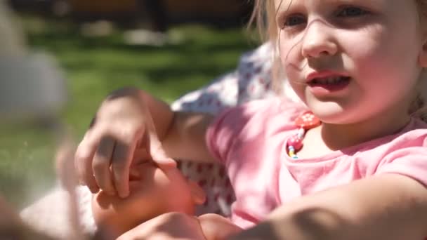 Fille jouer avec bébé poupée dans arrière-cour — Video