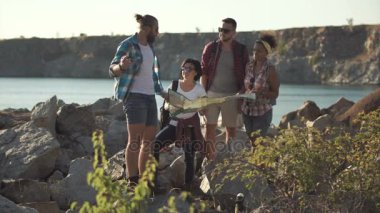 Harita seyahat ederken izlerken turist