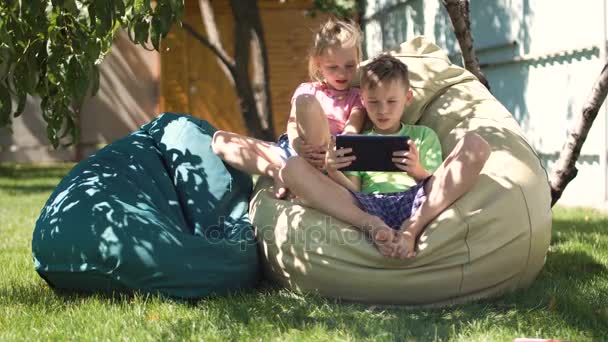 Bambini rilassati passare del tempo con tablet — Video Stock