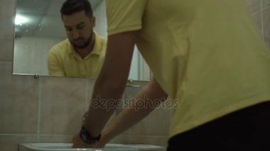 Banyoda erkek yıkama eller