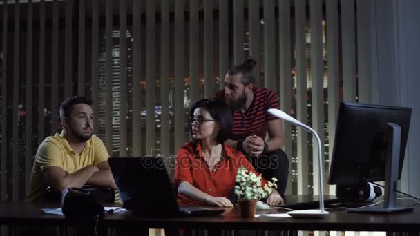 Människor samarbetar i office på natten — Stockvideo