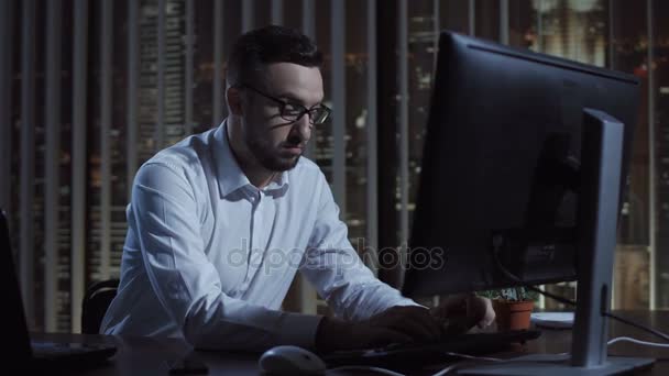 Задуманный офисный работник за компьютером — стоковое видео