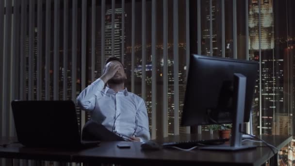 Trabalhador de escritório exausto em pausa — Vídeo de Stock