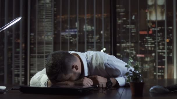 Exhausted man sleeping in office — Stock Video