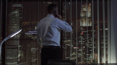 Adam telefonu gece konuşurken Office