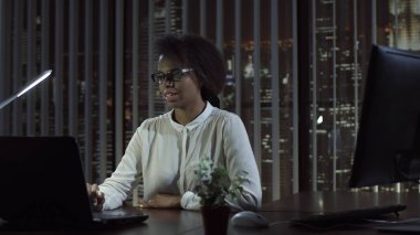 Çalışma ve ofiste konuşan kadın