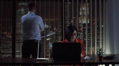 Erkek ve kadın bilgisayarda Office