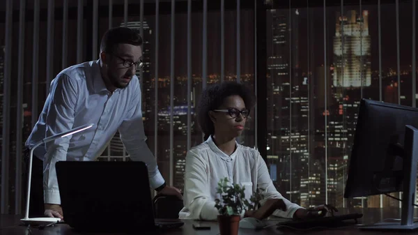 Homem e mulher no computador no escritório — Fotografia de Stock