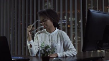 Ofiste düşünceli kadın