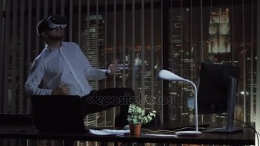 VR Office oynayan adam