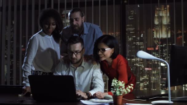 Sorrindo equipe de escritório no laptop — Vídeo de Stock