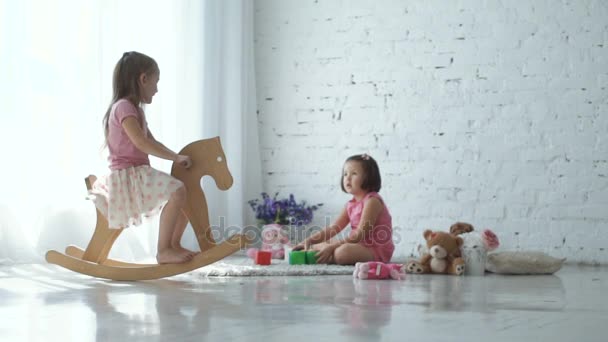 Duas meninas brincando em casa — Vídeo de Stock