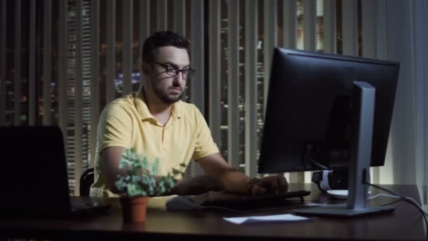 Man working in office at night — Stock Video