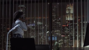 Gülümseyen kadın konuşmak telefon ofis