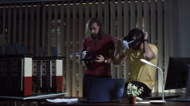 Vr kulaklık ofiste erkeklerde