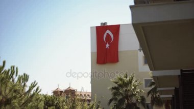 Evin duvarında asılı Türk bayrağı