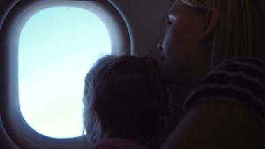 Kız ve annesi içinde ışığı arıyorum