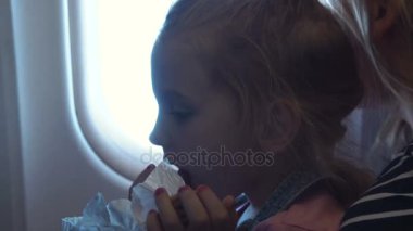Uçağın içinde yemek küçük kız