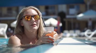 Kadın havuz suyu ile