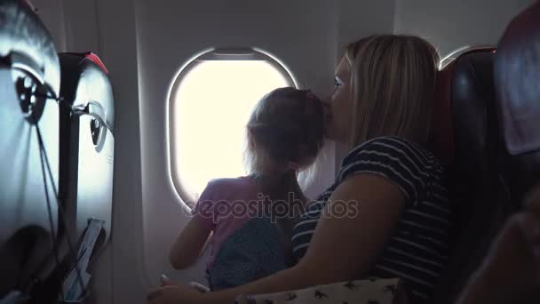 Mamá y su hija en el avión — Vídeos de Stock