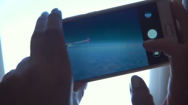 女子拍摄的飞机 — 图库视频影像