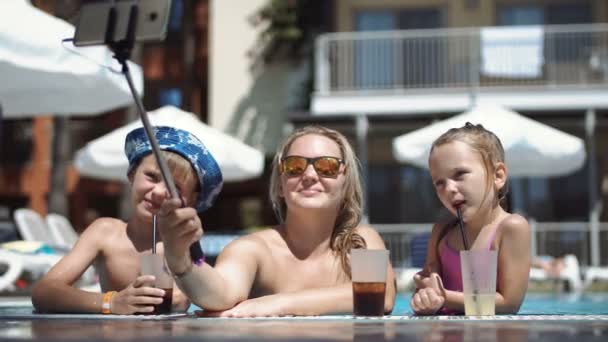 Familjen tar selfie i poolen — Stockvideo