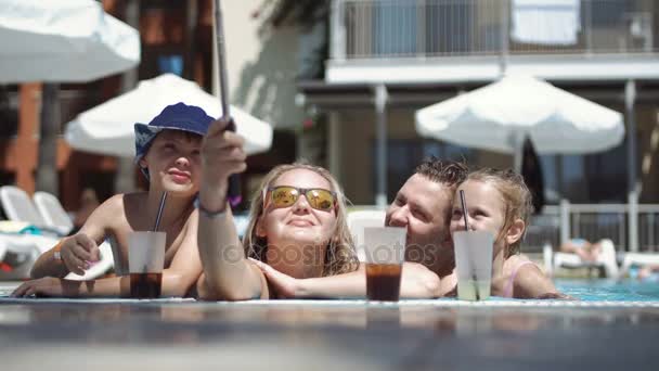 Família tomando selfie na piscina — Vídeo de Stock