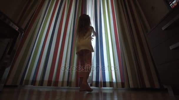 Bambina aprendo le tende — Video Stock