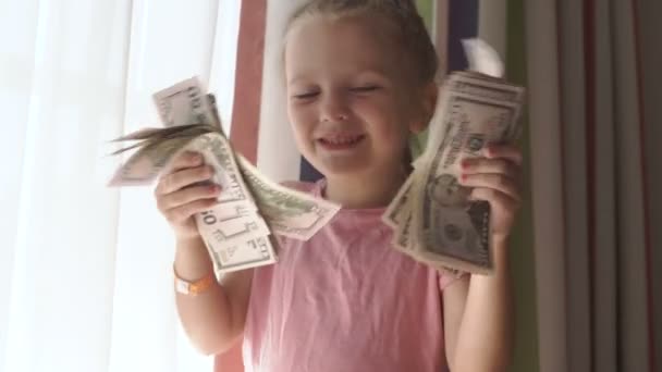 Little girl counting cash — Stock Video