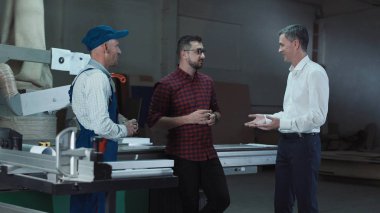 İşçi ve atölye ustabaşı