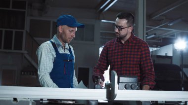 Sanayi gazetelerde erkeklerle