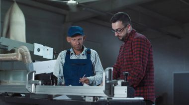 Sanayi gazetelerde erkeklerle