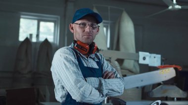 Kameraya bakarak işçi