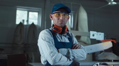 Kameraya bakarak işçi