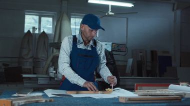 Ayrıntılı olarak sanayi ile çalışan adam