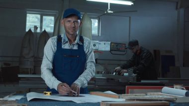 Ayrıntılı olarak sanayi ile çalışan adam