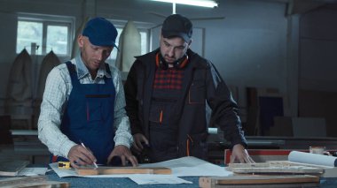 Marangozlar sanayi gazetelerde ile