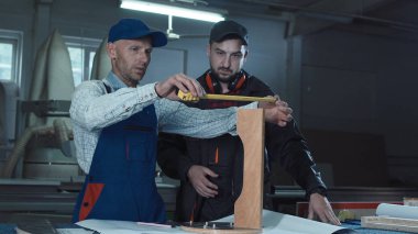 Ayrıntılı olarak sanayi ölçme işçi