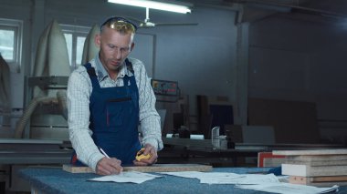 Dükkanda çalışan ölçüm tahta