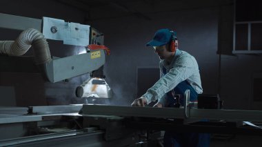 Birleştiriciyi bir testere makinesinde çalışır