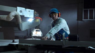 Dükkanda testere ile çalışan adam