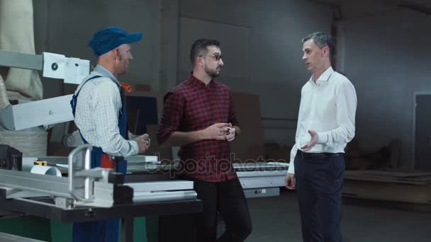 Lavoratori e caporeparto in officina — Video Stock