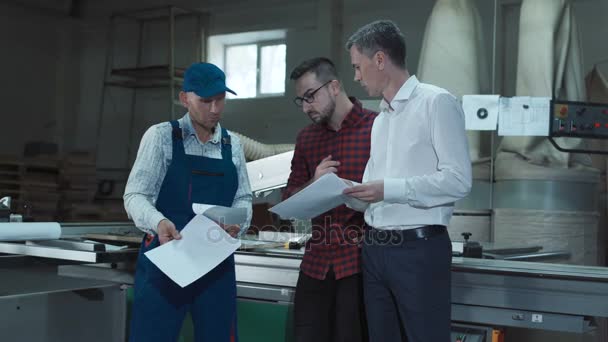 Capataz explicando el plan a los trabajadores — Vídeos de Stock