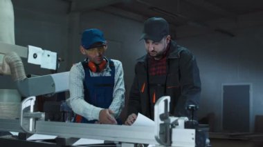 Marangozlar sanayi gazetelerde ile