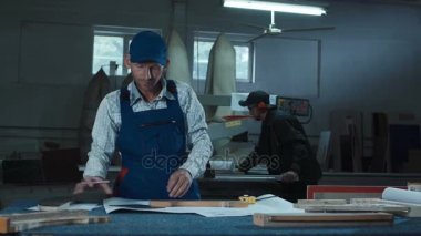 Ayrıntılı olarak sanayi ile çalışan adam